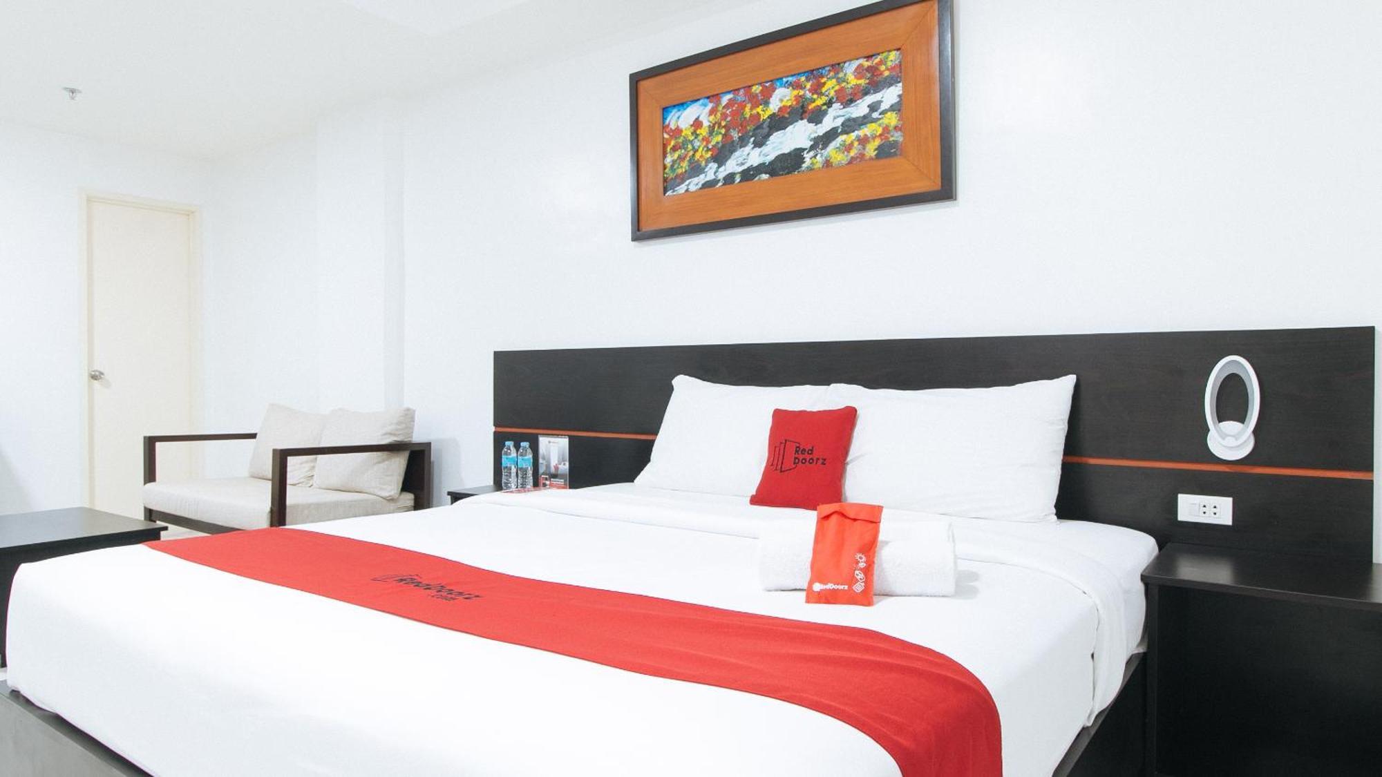 Reddoorz Plus At Evangelista Street Makati Makati City Bagian luar foto