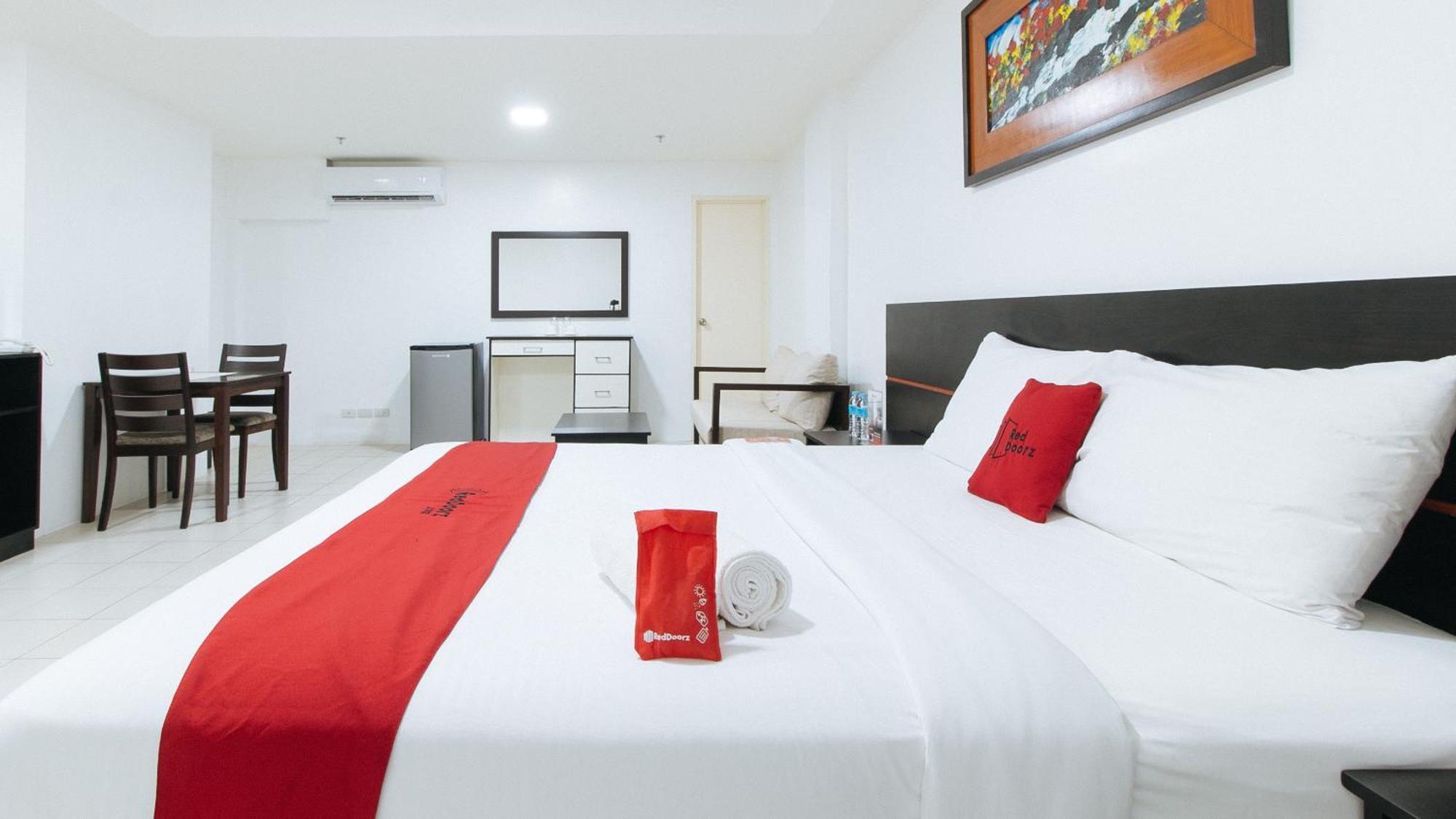 Reddoorz Plus At Evangelista Street Makati Makati City Bagian luar foto