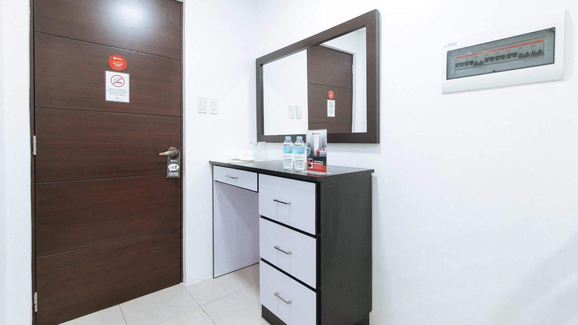 Reddoorz Plus At Evangelista Street Makati Makati City Bagian luar foto