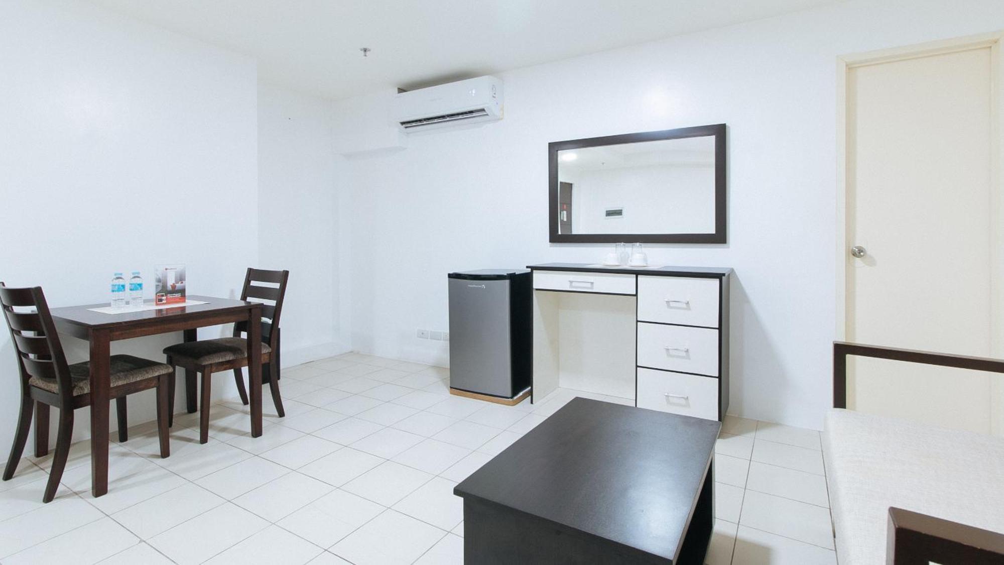 Reddoorz Plus At Evangelista Street Makati Makati City Bagian luar foto