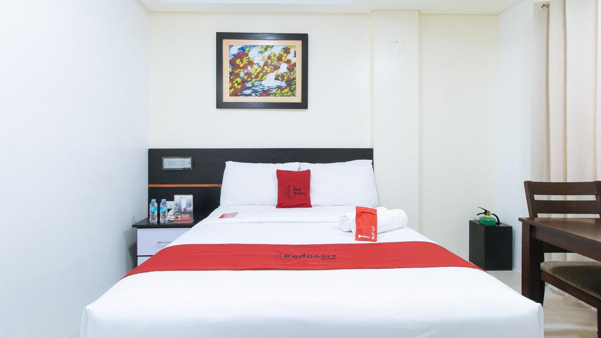 Reddoorz Plus At Evangelista Street Makati Makati City Bagian luar foto