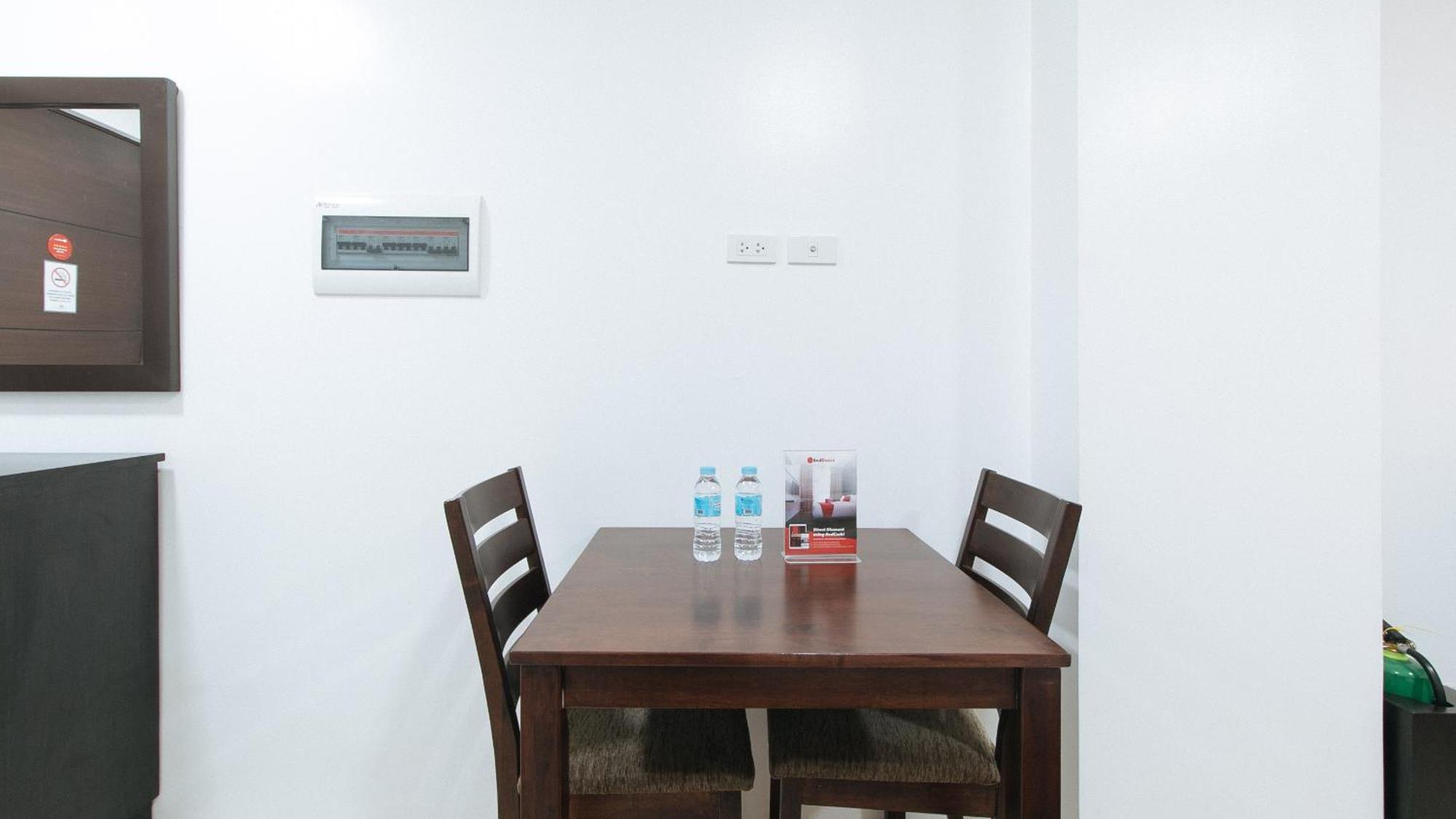 Reddoorz Plus At Evangelista Street Makati Makati City Bagian luar foto