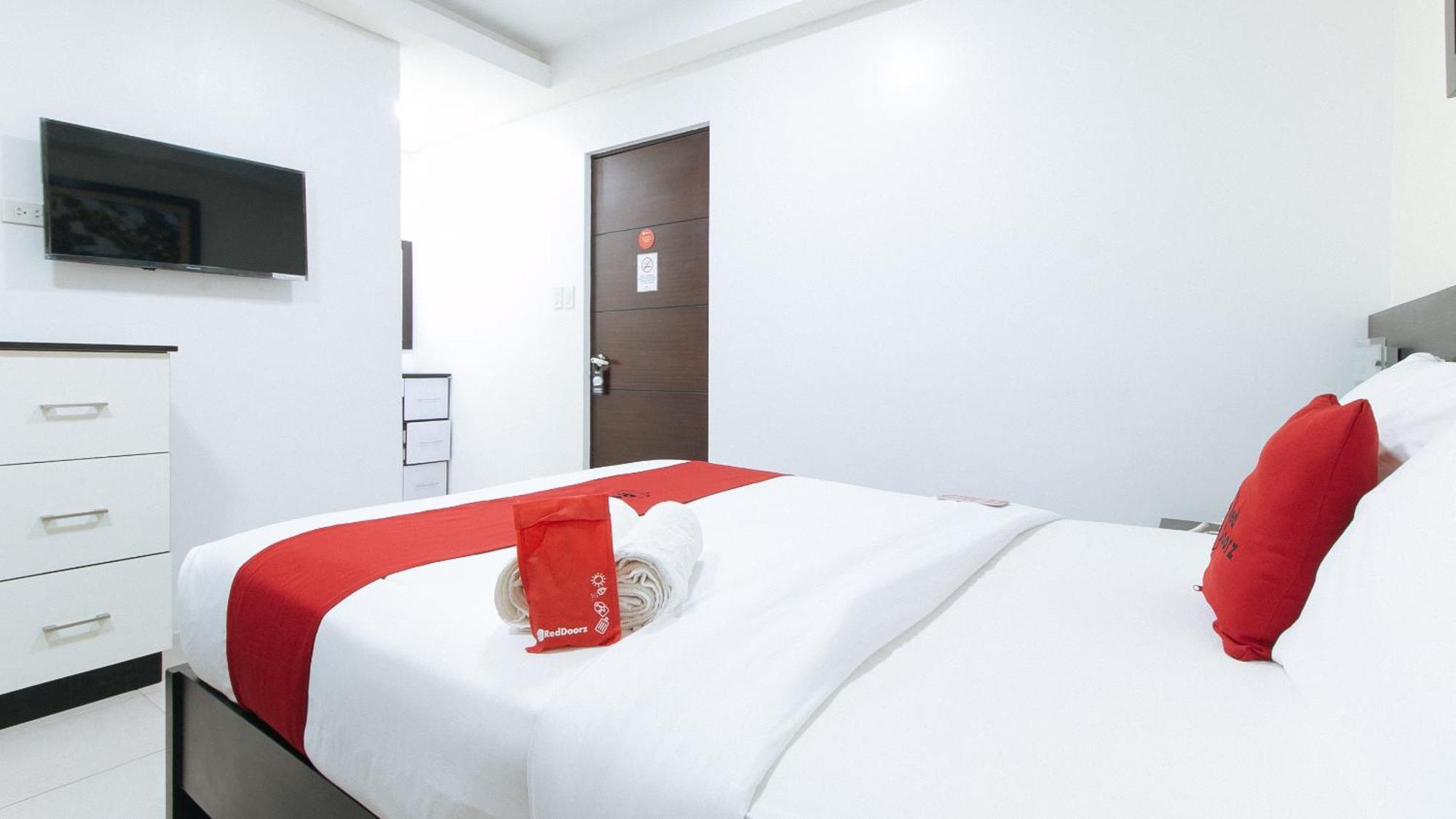 Reddoorz Plus At Evangelista Street Makati Makati City Bagian luar foto
