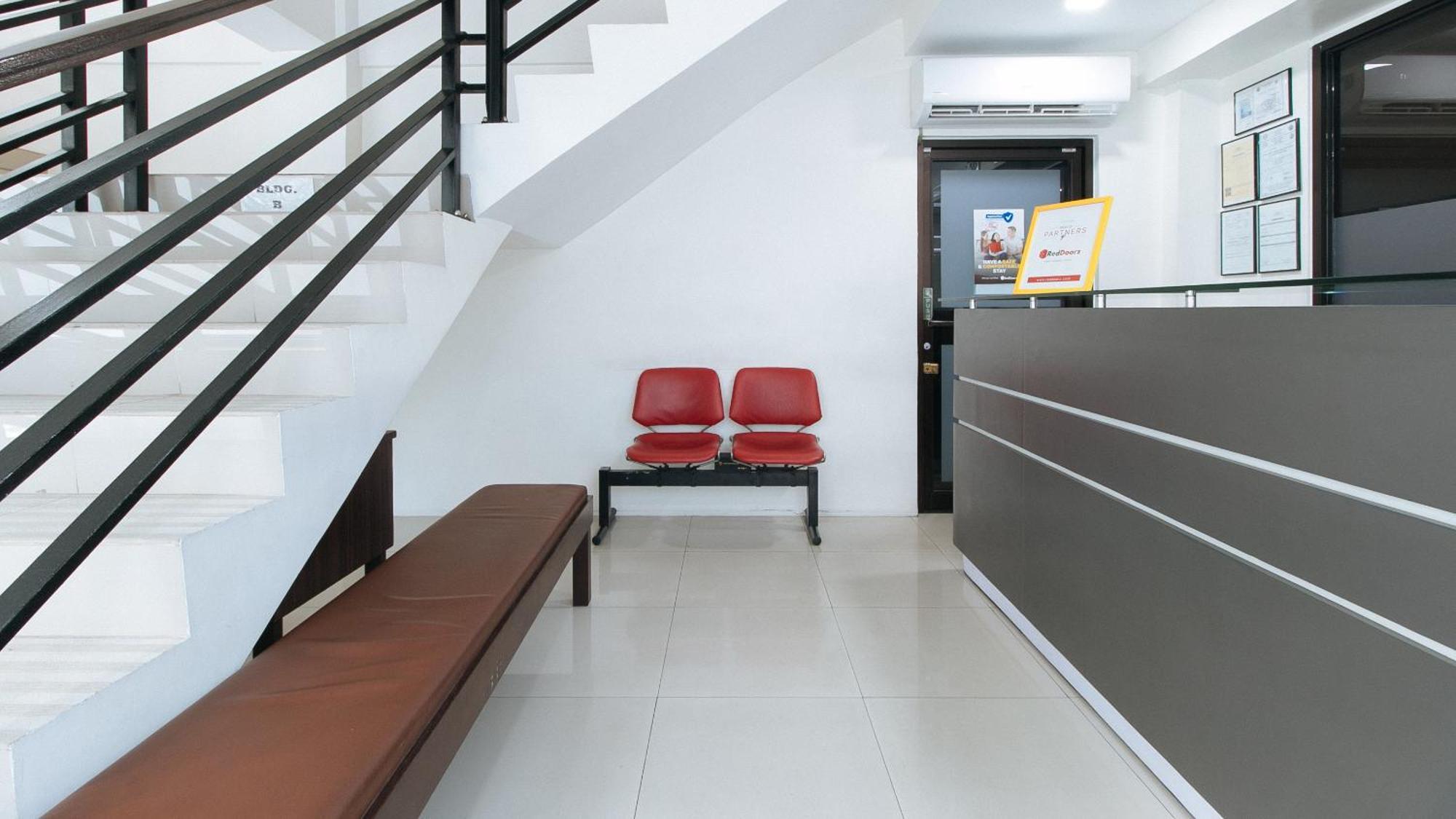 Reddoorz Plus At Evangelista Street Makati Makati City Bagian luar foto